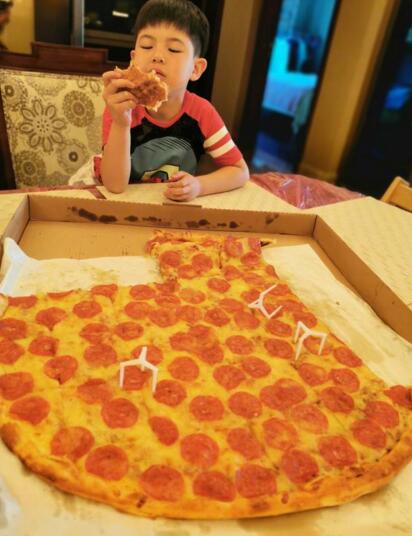 胡可晒儿子安吉吃披萨照片 享受的样子十分可爱