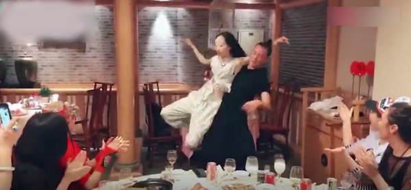 杨丽萍与朋友聚餐为其舞蹈捧场打光 气氛欢乐互动有爱
