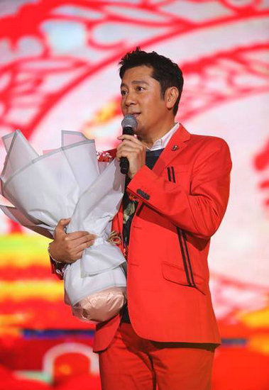50岁蔡国庆红西装登台秀“冻龄” 与观众互动热情