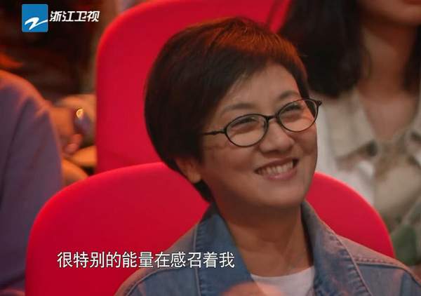 邓婕现身张国立节目状态好 网友：哪像61岁？