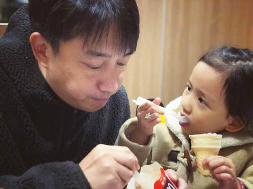 黄磊与小女儿一起分吃冰淇淋 多妹俏皮模样暖化人心