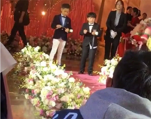 邹市明蔡国庆带儿子参加婚礼 小花童手拿玫瑰帅气